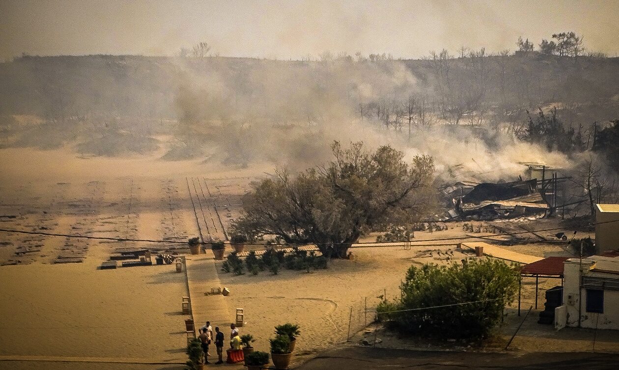 Φωτιά στη Ρόδο: Γιγαντιαία επιχείρηση εκκένωσης - Αναμένεται να απομακρυνθούν 30.000 άνθρωποι