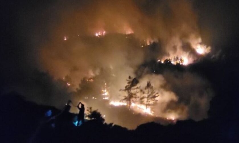 Φωτιά στη Ρόδο: Παραδόθηκαν στις φλόγες τα πρώτα σπίτια στα Λάερμα