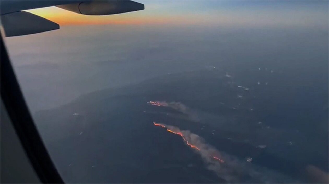 Φωτιά στη Ρόδο: Bίντεο από αεροπλάνο δείχνει την έκταση του μετώπου με μήκος χιλιομέτρων