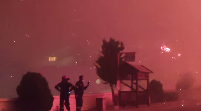 Φωτιά στη Ρόδο: «Πάνω από 30 μέτρα οι φλόγες, καίγονται τα πάντα» - Συγκλονίζει πολίτης με βίντεο
