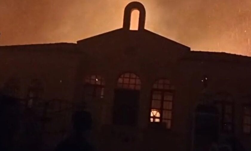 Φωτιά στη Ρόδο: Η σοκαριστική στιγμή που η εκκλησία στα Λάερμα παραδίδεται στις φλόγες