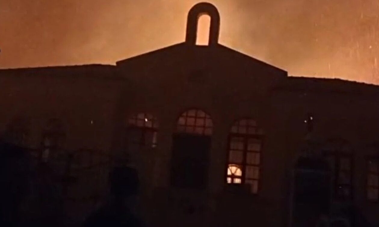 Φωτιά στη Ρόδο: Η σοκαριστική στιγμή που η εκκλησία στα Λάερμα παραδίδεται στις φλόγες