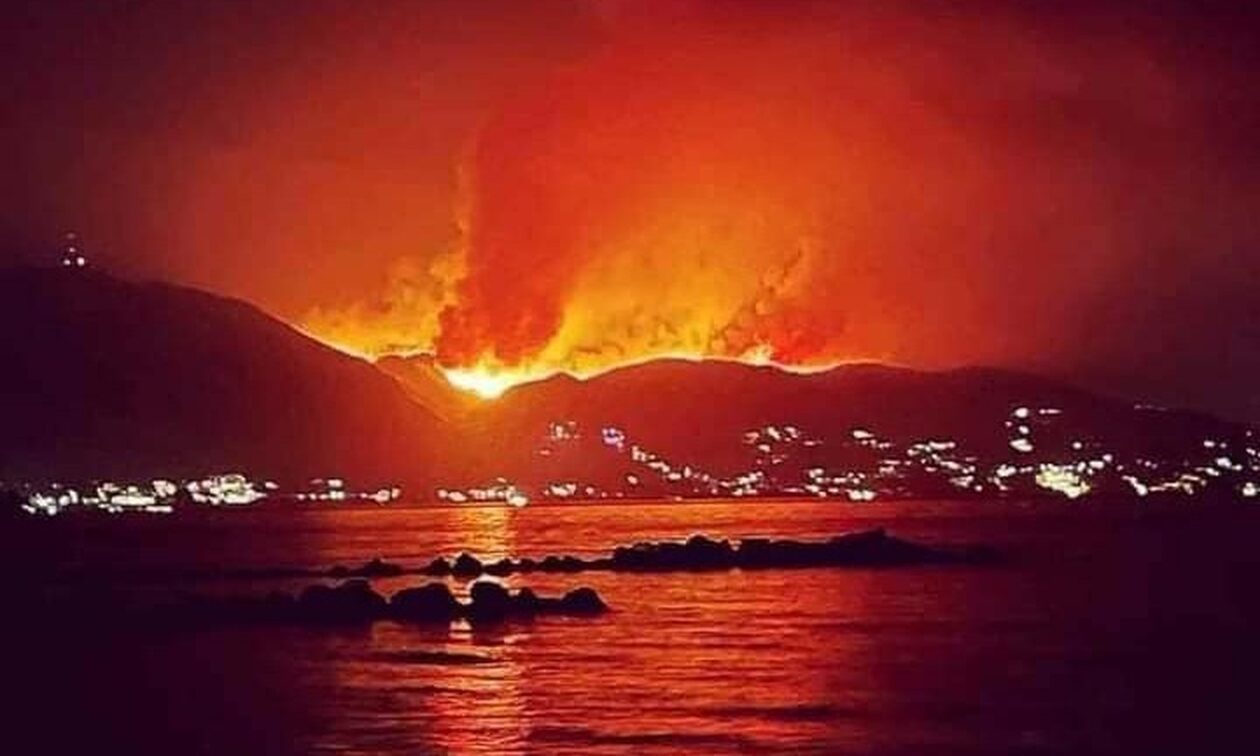Φωτιά στην Κέρκυρα: Απεγκλωβισμοί με σκάφη από τα πύρινα μέτωπα