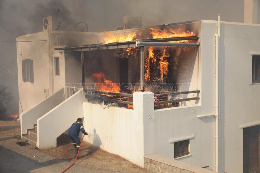 Φωτιά στη Ρόδο: Στις φλόγες σπίτια στο χωριό Ασκληπιείο