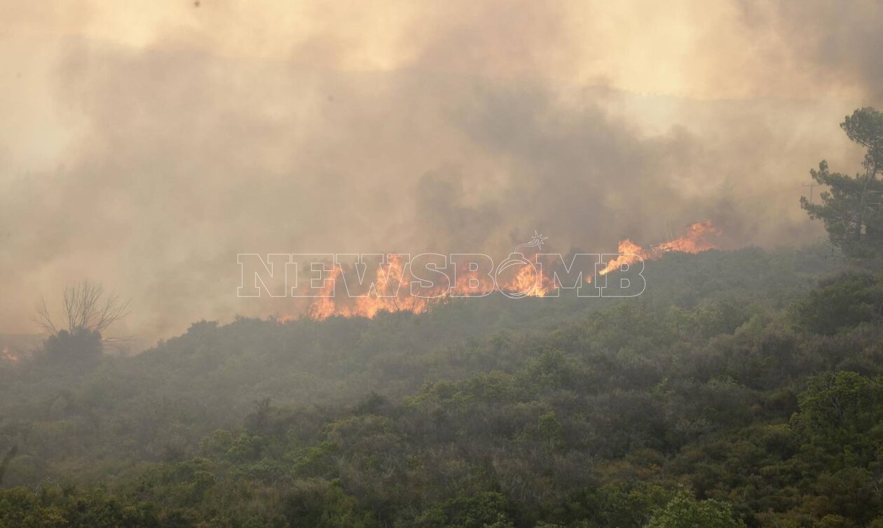 Φωτιά στη Ρόδο: Αίρεται ο κίνδυνος για τους οικισμούς Λίνδο, Πεύκοι και Βλύχα
