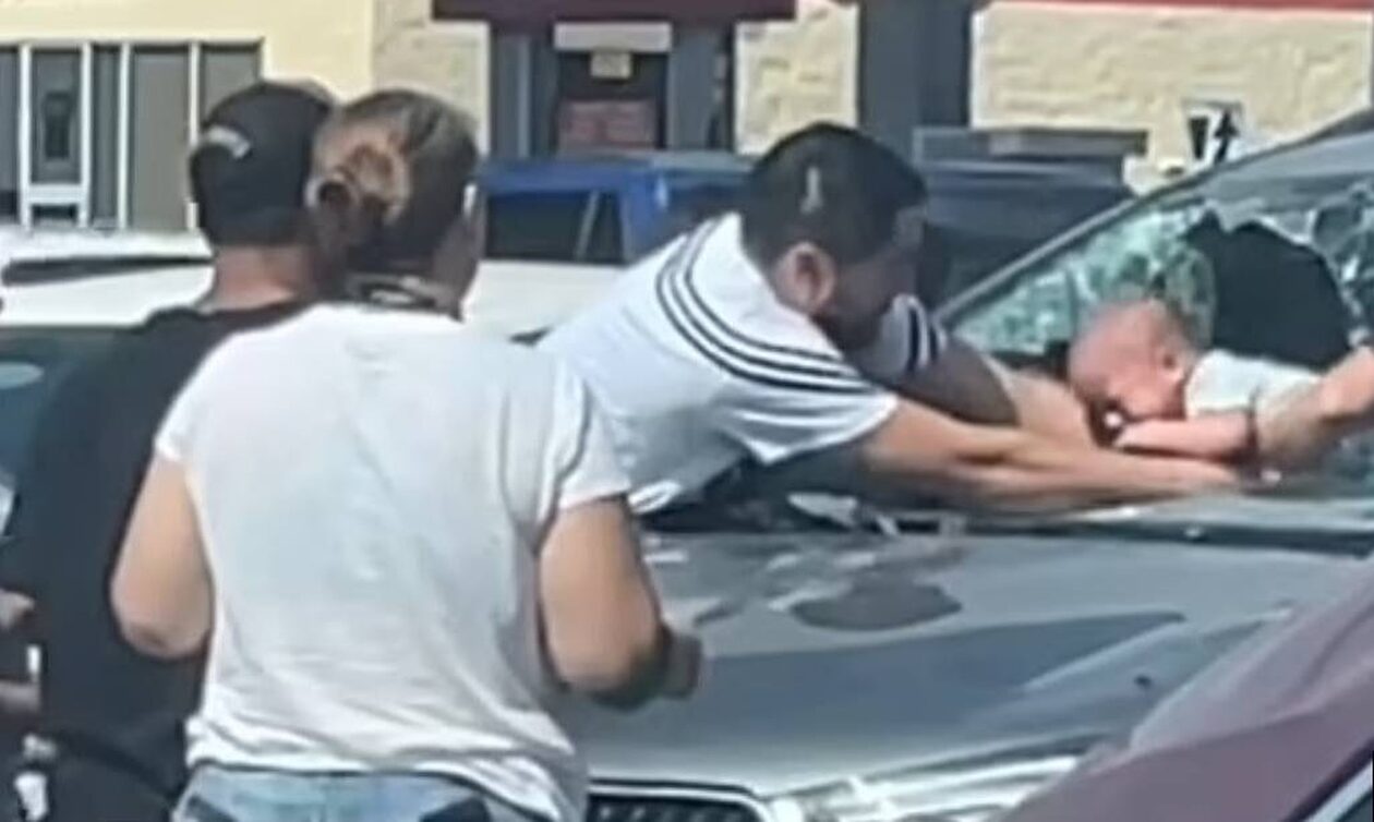 Τέξας: Πατέρας σπάει το παρμπρίζ του αυτοκινήτου του για να σώσει το μωρό του εν μέσω καύσωνα (vid)
