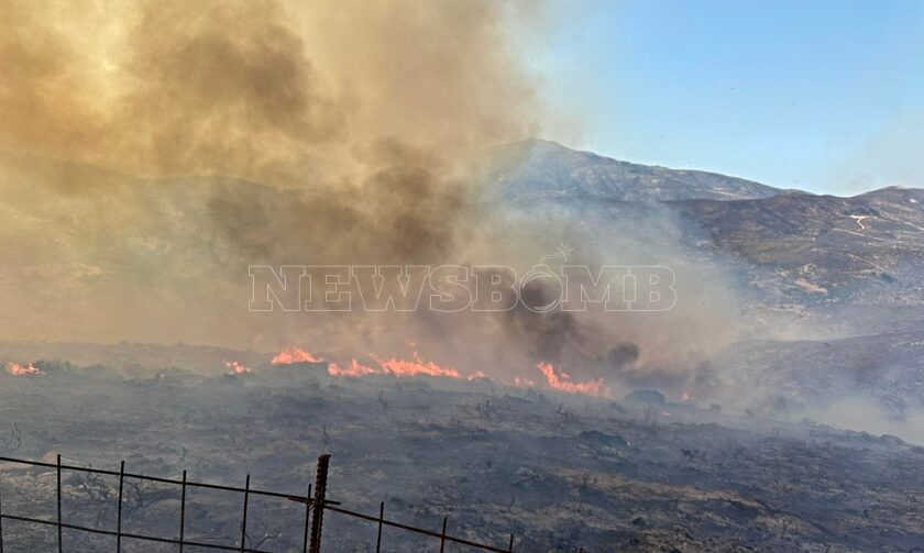 Φωτιά στην Κάρυστο: Μαίνονται τα «πύρινα μέτωπα» στα χωριά Άγιοι και Πλατανιστός (pics-vid)