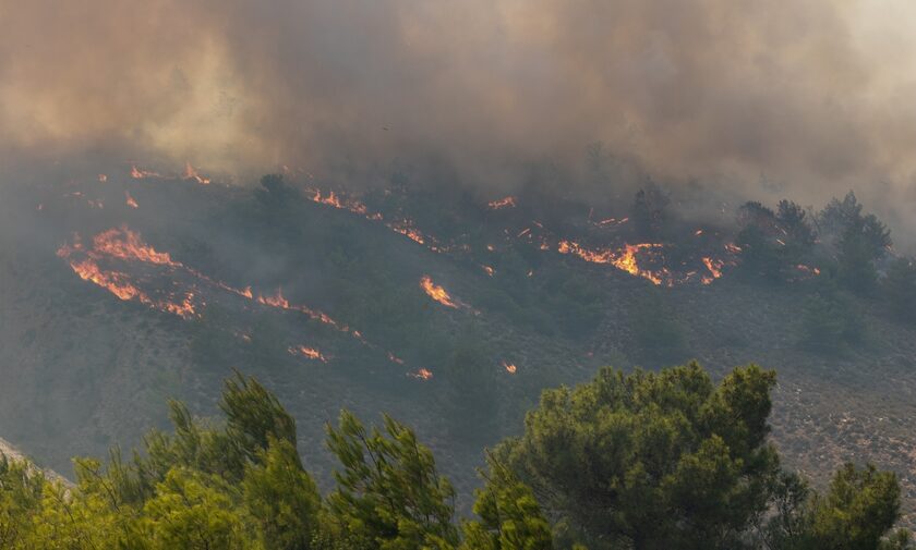 Ρόδος: Μάχη να ανακοπεί η προέλαση της φωτιάς – Θυελλώδεις άνεμοι στην περιοχή
