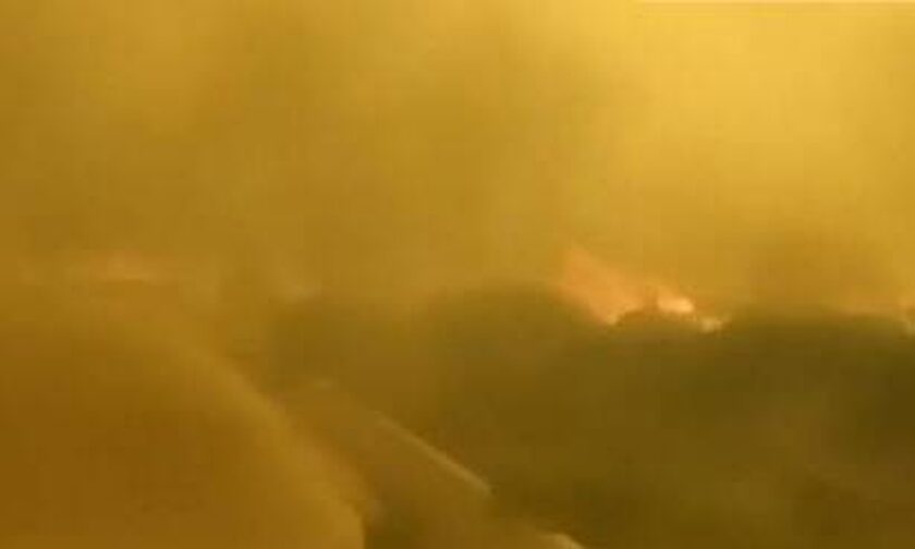 Φωτιά Ρόδος: Βίντεο ντοκουμέντο - Εθελοντές περνούν μέσα από τις φλόγες