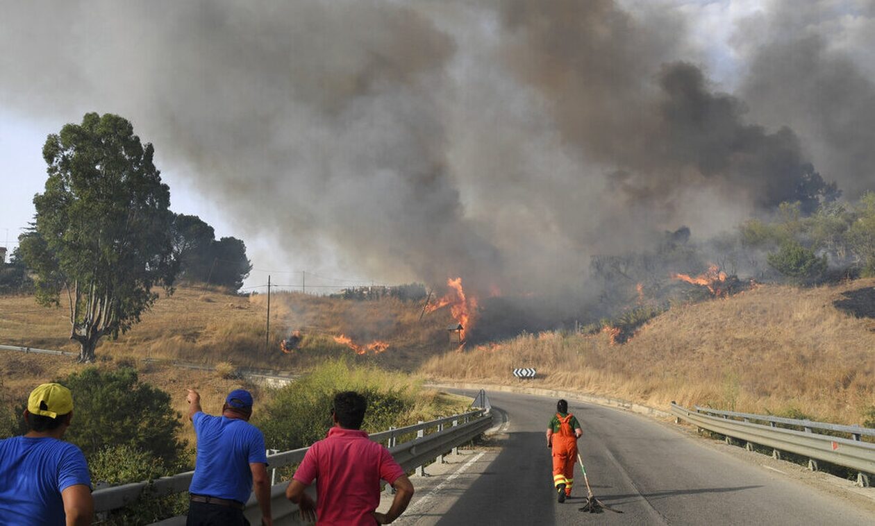 Φωτιές στην Ιταλία: Πενήντα πυρκαγιές στη Σικελία - Δεκάδες κάτοικοι εγκατέλειψαν τα σπίτια τους