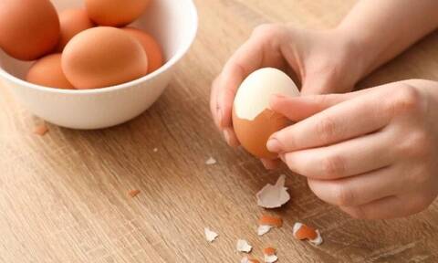 Ταλαιπωρία τέλος: Αυτός είναι ο viral τρόπος για να ξεφλουδίσεις το αυγό σου σε 2 δευτερόλεπτα