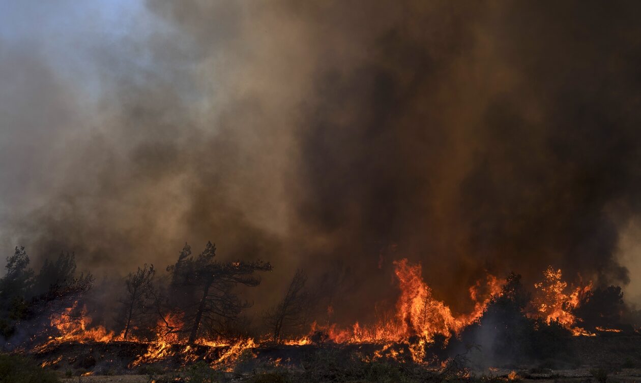 Φωτιές: Η Μεσόγειος «φλέγεται» - Σε κλοιό πυρκαγιών και καύσωνα 9 χώρες