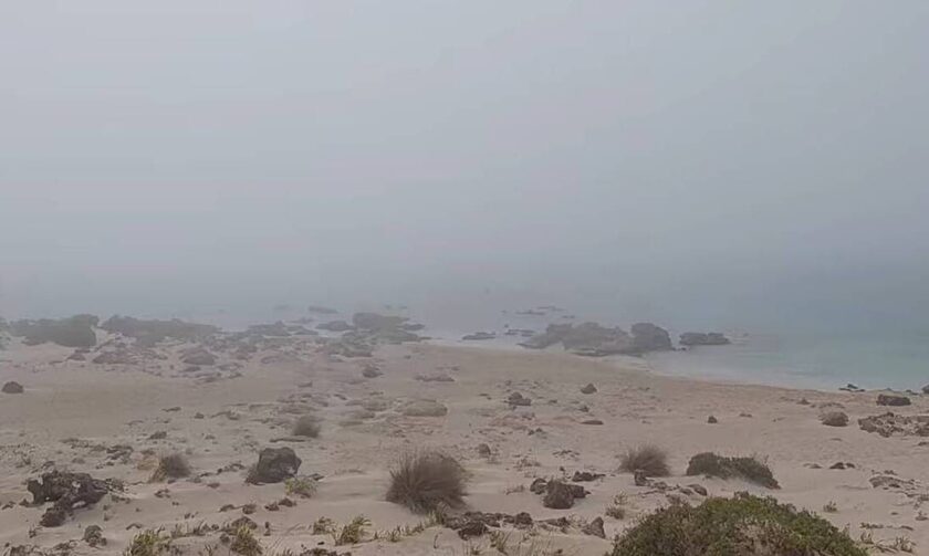 Χανιά: Πυκνή ομίχλη «εξαφάνισε» το Ελαφονήσι - Το φαινόμενο που ανησύχησε τους επισκέπτες
