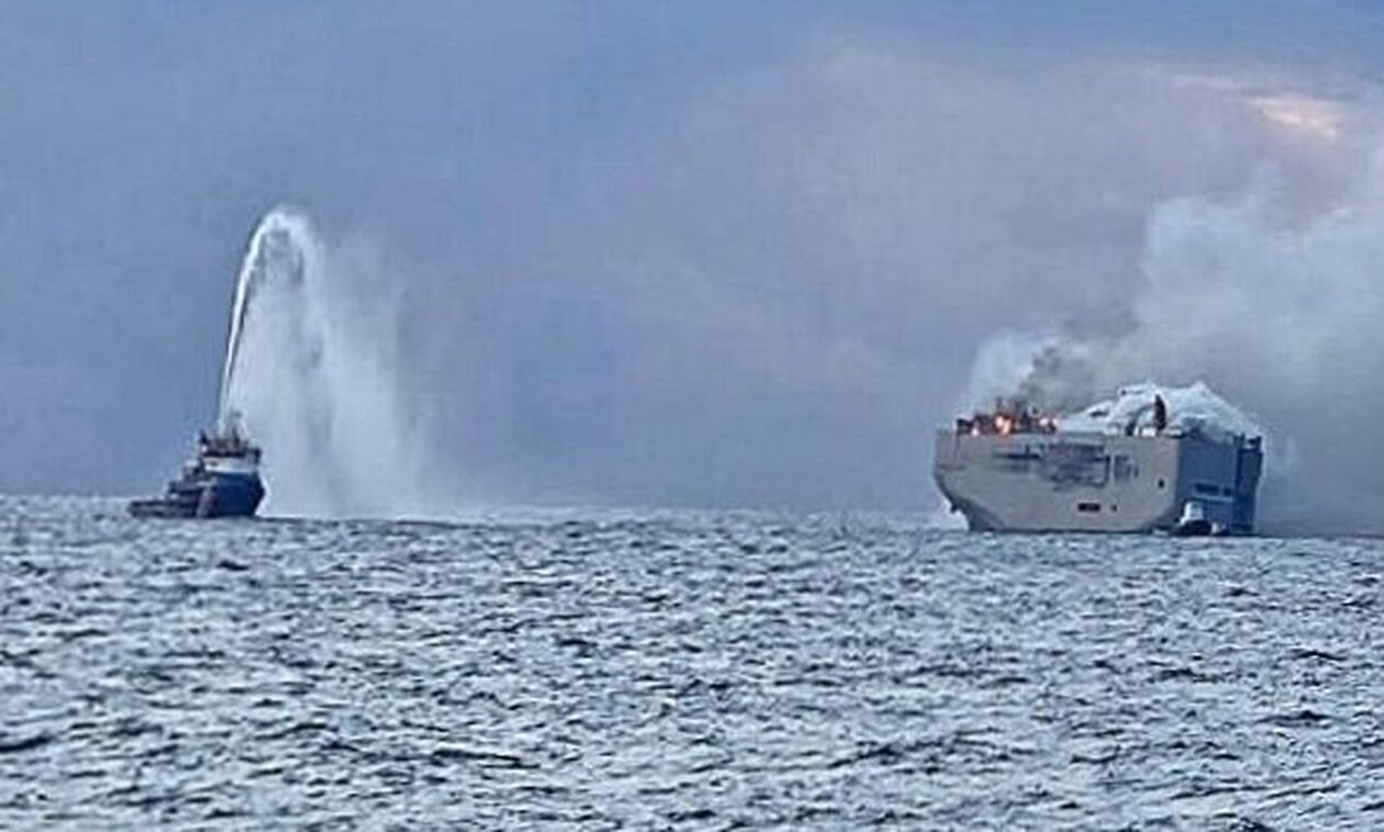 Ολλανδία: Ανεξέλεγκτη η φωτιά σε πλοίο με 3.000 αυτοκίνητα στα ανοιχτά της χώρας