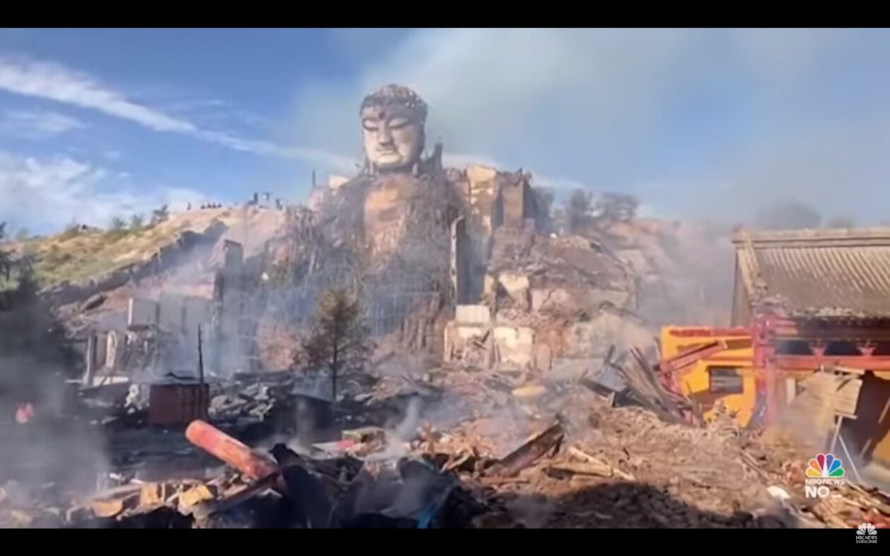 Στις φλόγες γιγάντιο άγαλμα του Βούδα στην Κίνα - Δείτε εικόνες