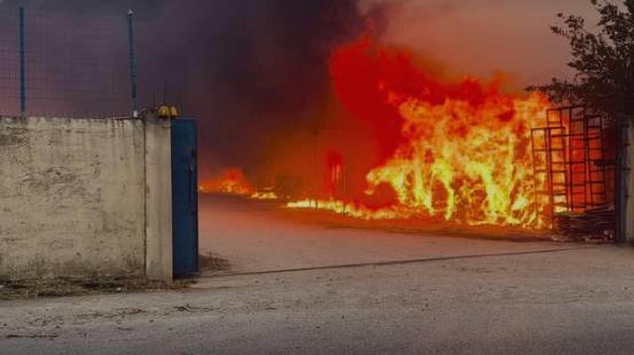 Μαγνησία: Καίγονται τόνοι πλαστικών σε αποθήκη - Τοξικοί καπνοί σε ολόκληρη την περιοχή (vid)