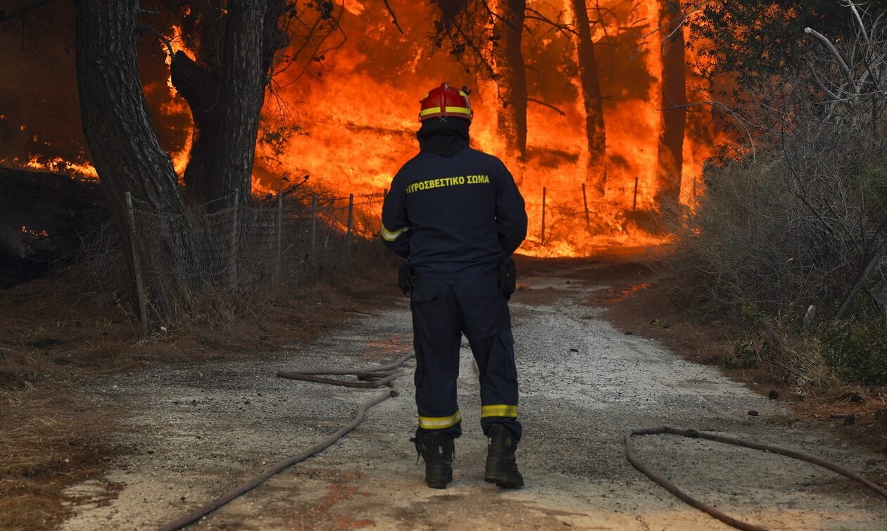 Φονικές πυρκαγιές στην Ελλάδα - Πέντε νεκροί από την πύρινη κόλαση που σαρώνει τη χώρα