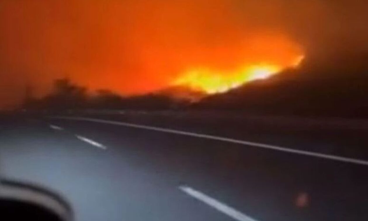 Φωτιά στην εθνική οδό: Οδηγοί αυτοκινήτων δίπλα στις φλόγες - Συγκλονιστικά βίντεο