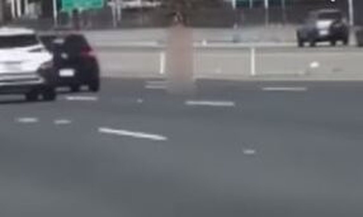 Καλιφόρνια: Γυναίκα βγήκε γυμνή από το αυτοκίνητό της και άρχισε να πυροβολεί πάνω σε γέφυρα
