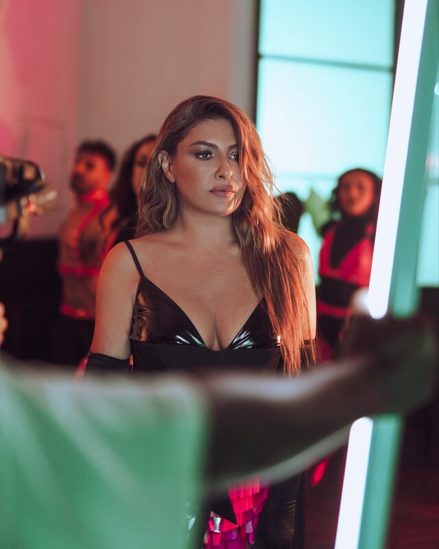 H Έλενα Παπαρίζου στα backstage του νέου της βιντεοκλίπ