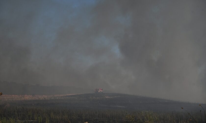 Νέα Αγχίαλος: Καίγονται αποθήκες με βλήματα της Πολεμικής Αεροπορίας - Ακούγονται εκρήξεις