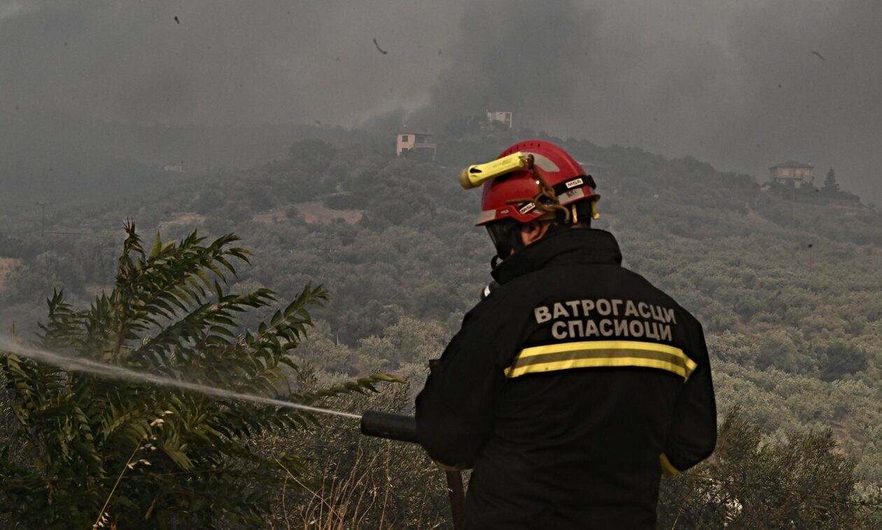 Φωτιά στον Βόλο: Μήνυμα του «112» για εκκένωση των περιοχών Καραμπάς και Αγχίαλος λόγω των εκρήξεων
