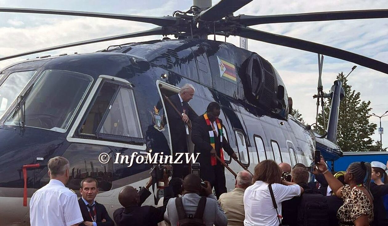 «Βασιλικό» δώρο Πούτιν στον πρόεδρο της Ζιμπάμπουε: Του χάρισε ένα ελικόπτερο