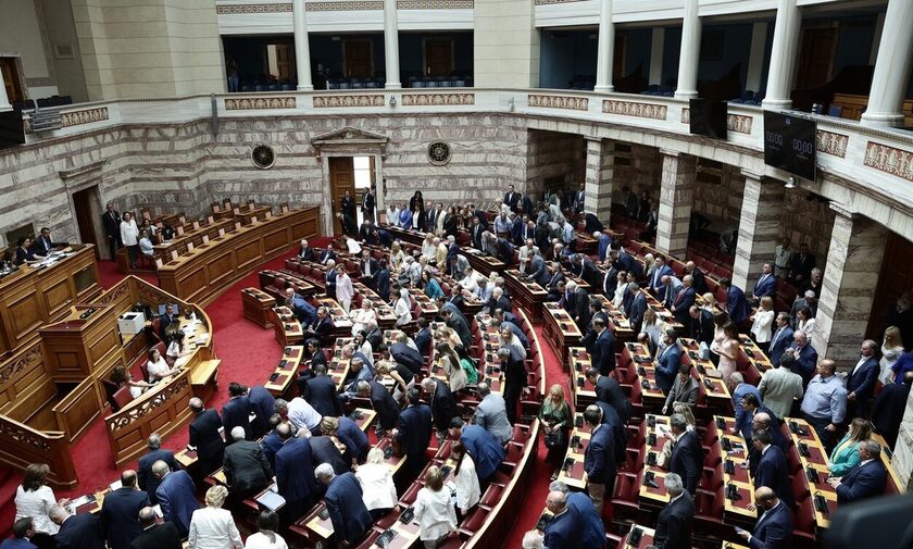 Βουλή: Πέρασε το νομοσχέδιο για τα μεικτά πληρώματα των ασθενοφόρων του ΕΚΑΒ