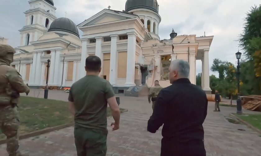 Οδησσός: Ο Ζελένσκι επιθεώρησε τις ζημιές στον καθεδρικό ναό της Μεταμορφώσεως του Σωτήρος