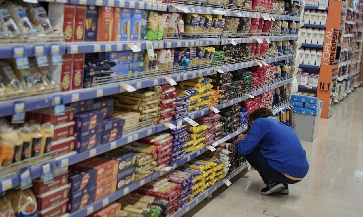 Σούπερ μάρκετ: Λιγότερα και πιο ακριβά προϊόντα αγοράζουν οι καταναλωτές