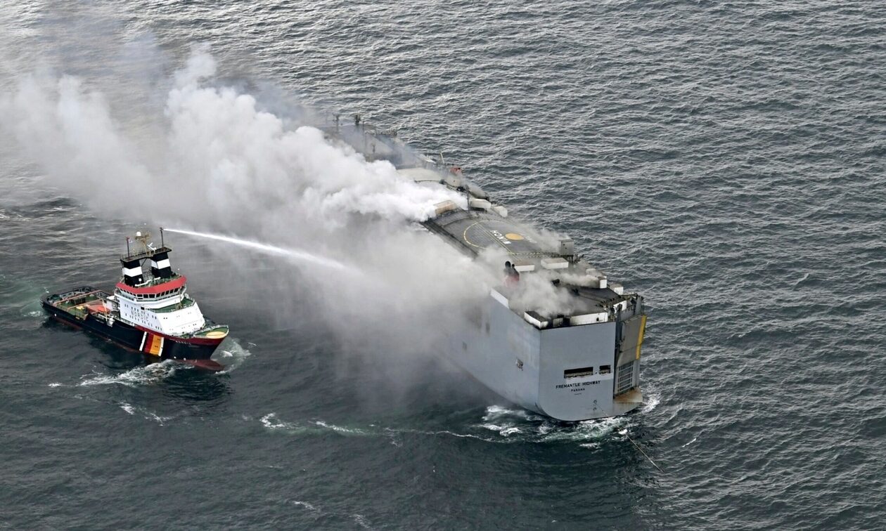 Ολλανδία: Μειώθηκε η ένταση της φωτιάς στο φορτηγό πλοίο Fremantle Highway
