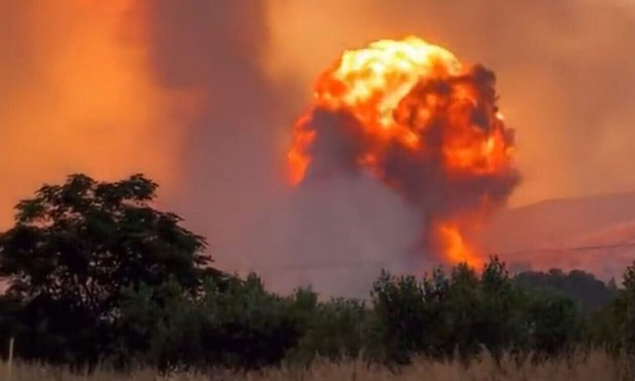 Φωτιά και εκρήξεις στη Νέα Αγχίαλο: «Νόμιζα πως ήταν κεραυνός, έπεσε το ταβάνι από την έκρηξη»