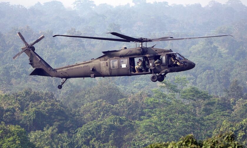 Τρία αμερικάνικα ελικόπτερα Black Hawk επιχειρούν για την κατάσβεση των πυρκαγιών