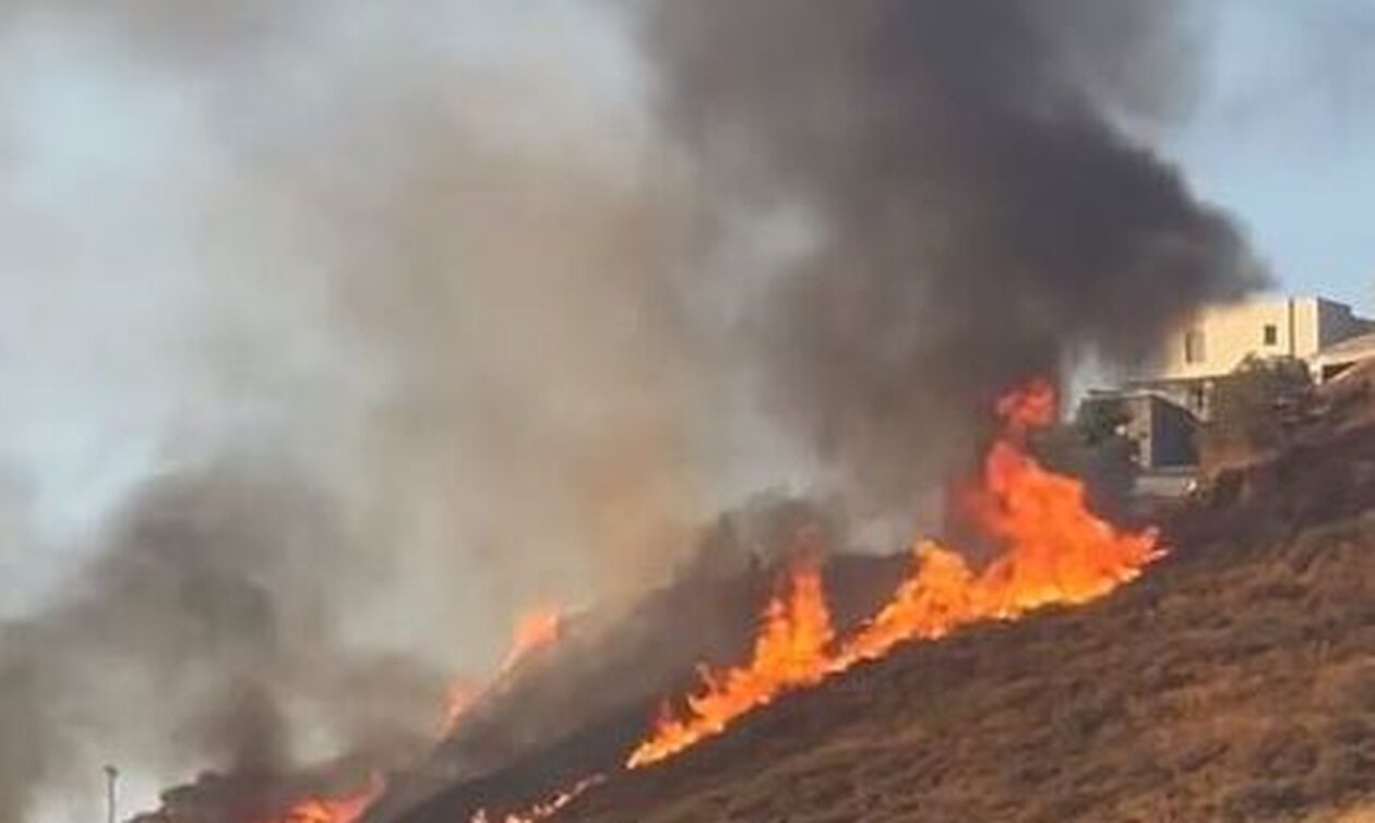 Φωτιά τώρα στη Τζιά - Καίει βλάστηση δίπλα σε σπίτια (vid)