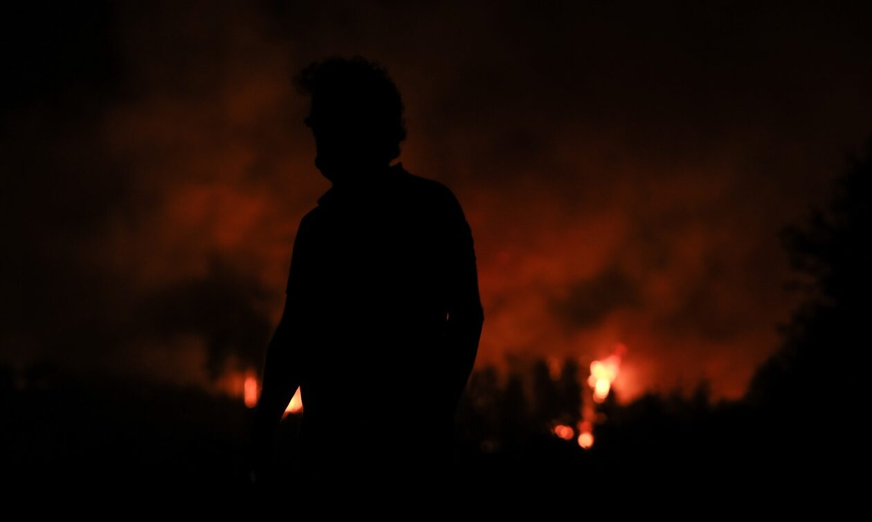 Φωτιές: Ολονύκτια μάχη με αναζωπυρώσεις σε Ηλεία και Καστοριά