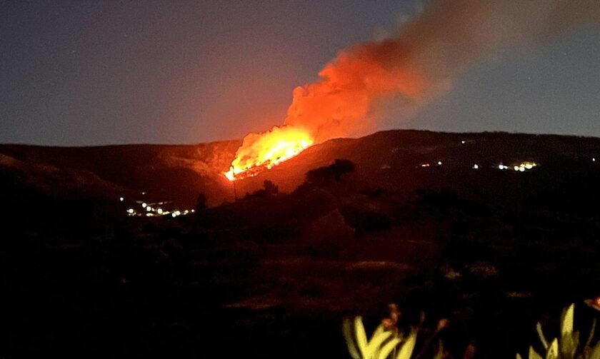 Φωτιά στη Χίο: Εκτός ελέγχου το πύρινο μέτωπο – Μήνυμα για εκκενώσεις από 112