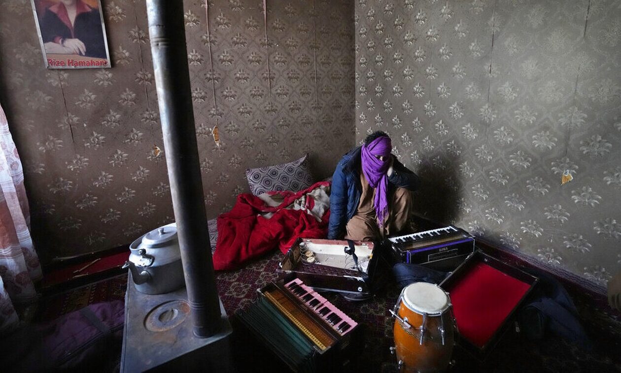 Αφγανιστάν: Οι Ταλιμπάν έκαψαν μουσικά όργανα – Θεωρούν «ανήθικη» τη μουσική