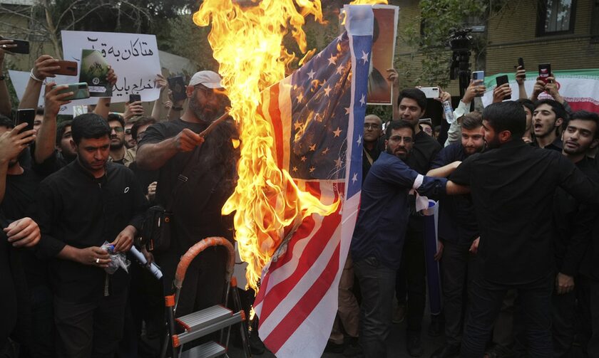 Διαδηλωτές καίνε την αμερικανική σημαία μπροστά απο τη σουηδική πρεβεία στην Τεχεράνη