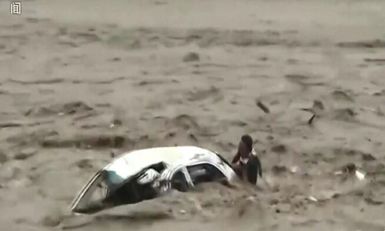 Δραματική διάσωση στην Κίνα: Άνδρας γλίτωσε από αναποδογυρισμένο αυτοκίνητο σε δρόμο-ποτάμι