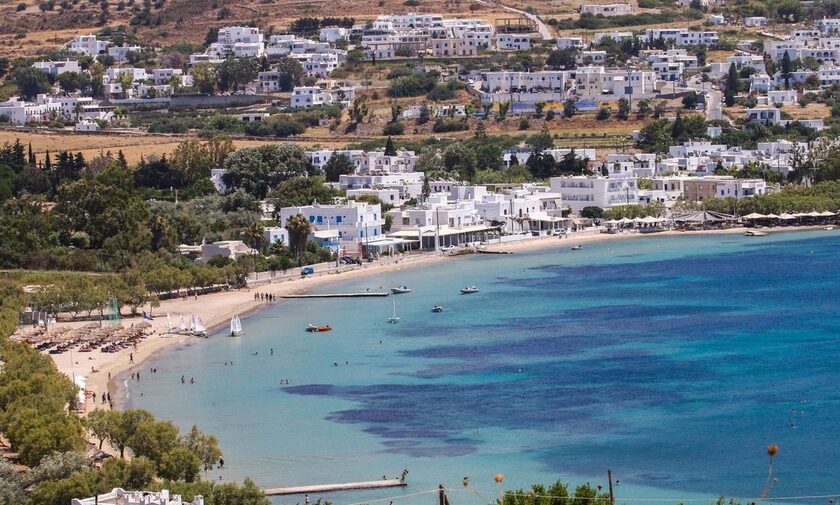 «Όχι πανικός», συνεχίζονται οι διακοπές στη Μεσόγειο - Είναι κακό στην άμμο να χτίζεις εξοχικά;