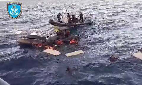 Μυτιλήνη: Δραματική διάσωση 26 μεταναστών - Βίντεο ντοκουμέντο από την επιχείρηση του Λιμενικού