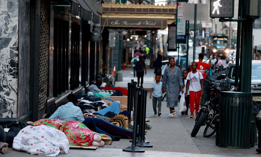 Νέα Υόρκη: Χάος έξω από το ξενοδοχείο Roosevelt - Μετανάστες κοιμούνται στοιβαγμένοι στα πεζοδρόμια