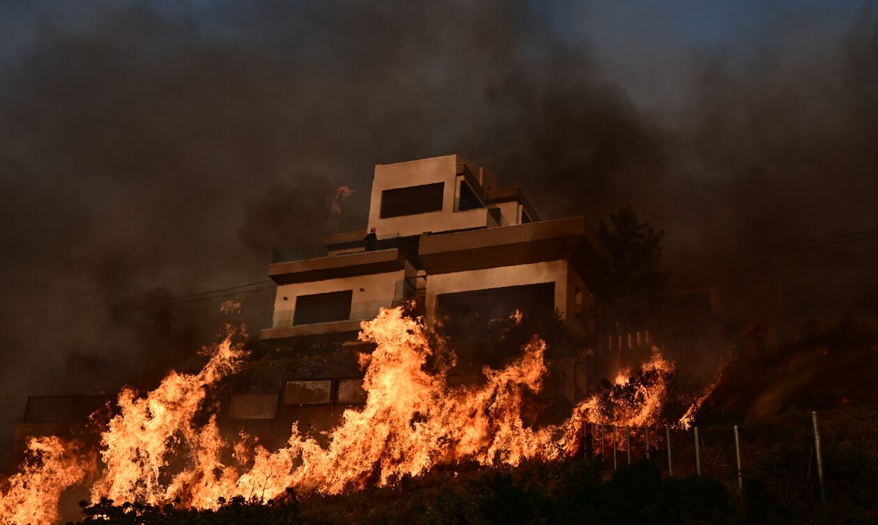 Φωτιές: «Κόκκινα» 112 κτίρια πέντε πυρόπληκτων Δήμων σε Αττική και Κορινθία