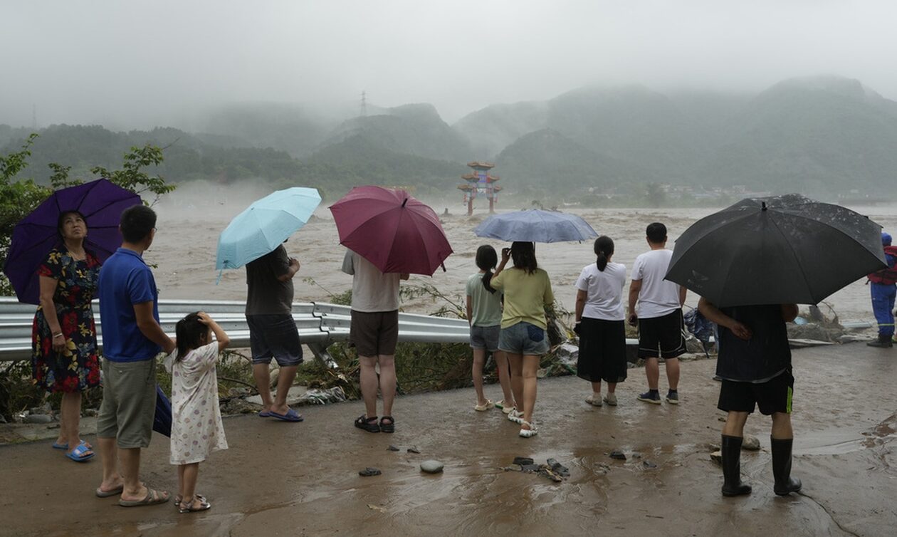 Φονική κακοκαιρία στην Κίνα: Στο έλεος των σφοδρότερων βροχοπτώσεων εδώ και 140 χρόνια το Πεκίνο