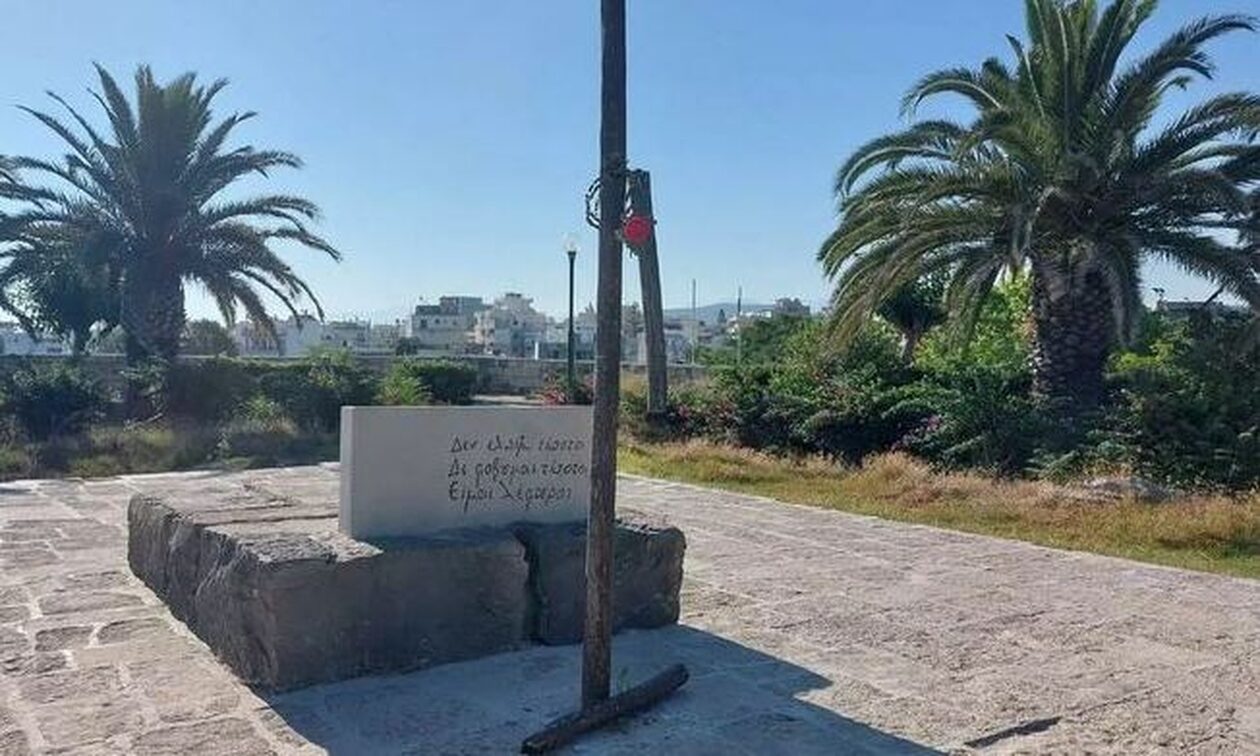 Νίκος Καζαντζάκης: Βανδάλισαν τον τάφο του στο Ηράκλειο - Έσπασαν τον σταυρό