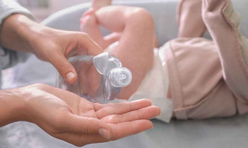 Baby oil: Πώς να το χρησιμοποιείτε ως καλλυντικό
