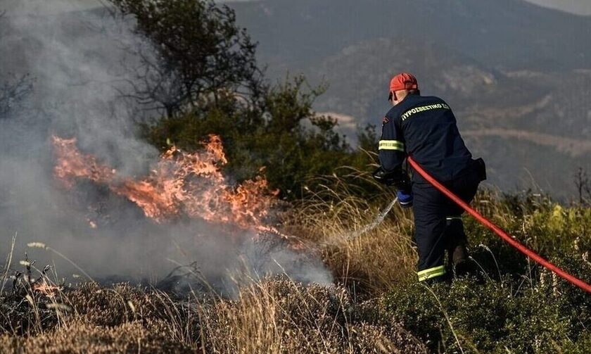 Φωτιά στη Δεσκάτη: Αναζωπυρώθηκε και καίει κοντά σε οικισμό