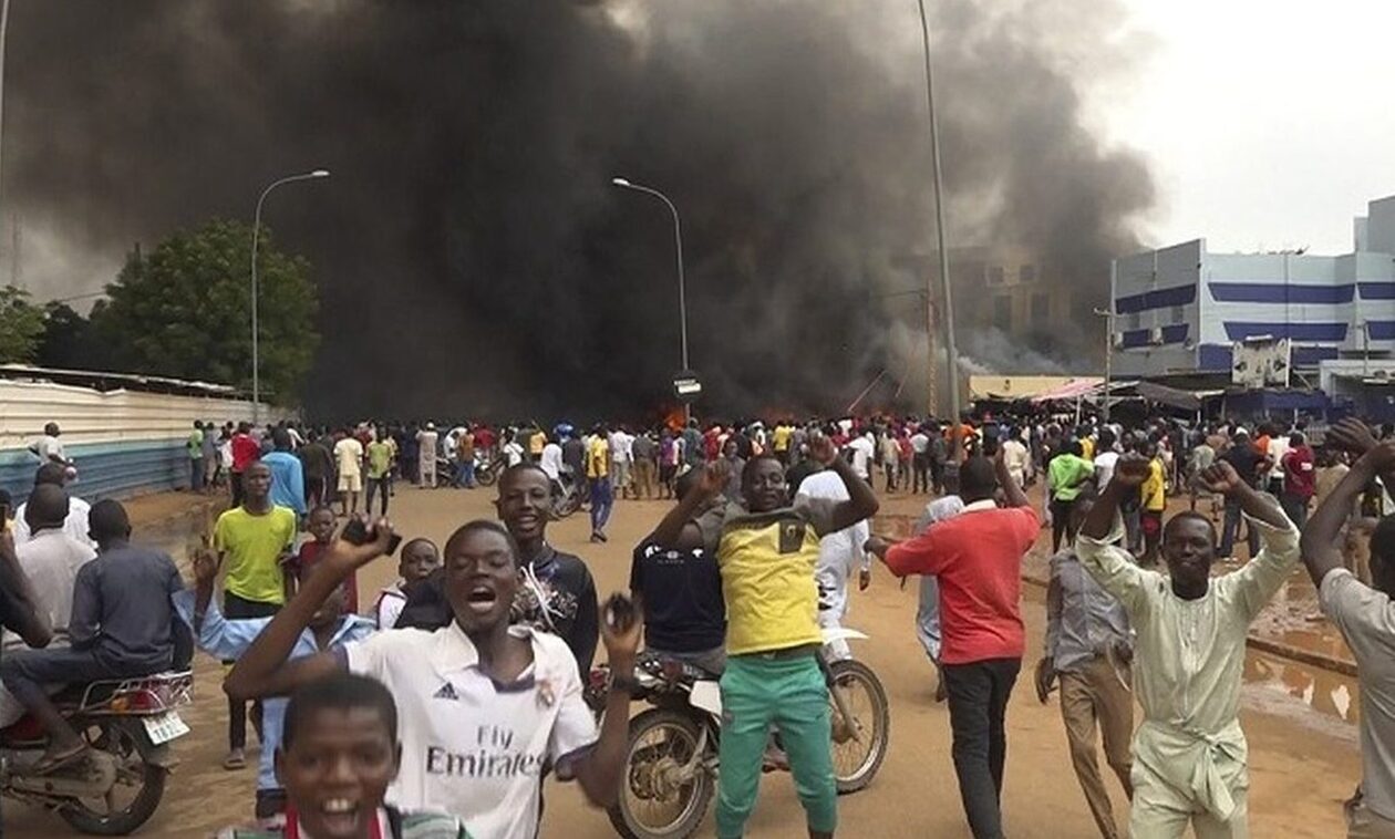 Νίγηρας: Χιλιάδες διαδηλωτές υπέρ των πραξικοπηματιών συγκεντρώθηκαν στο κέντρο της Νιαμέι