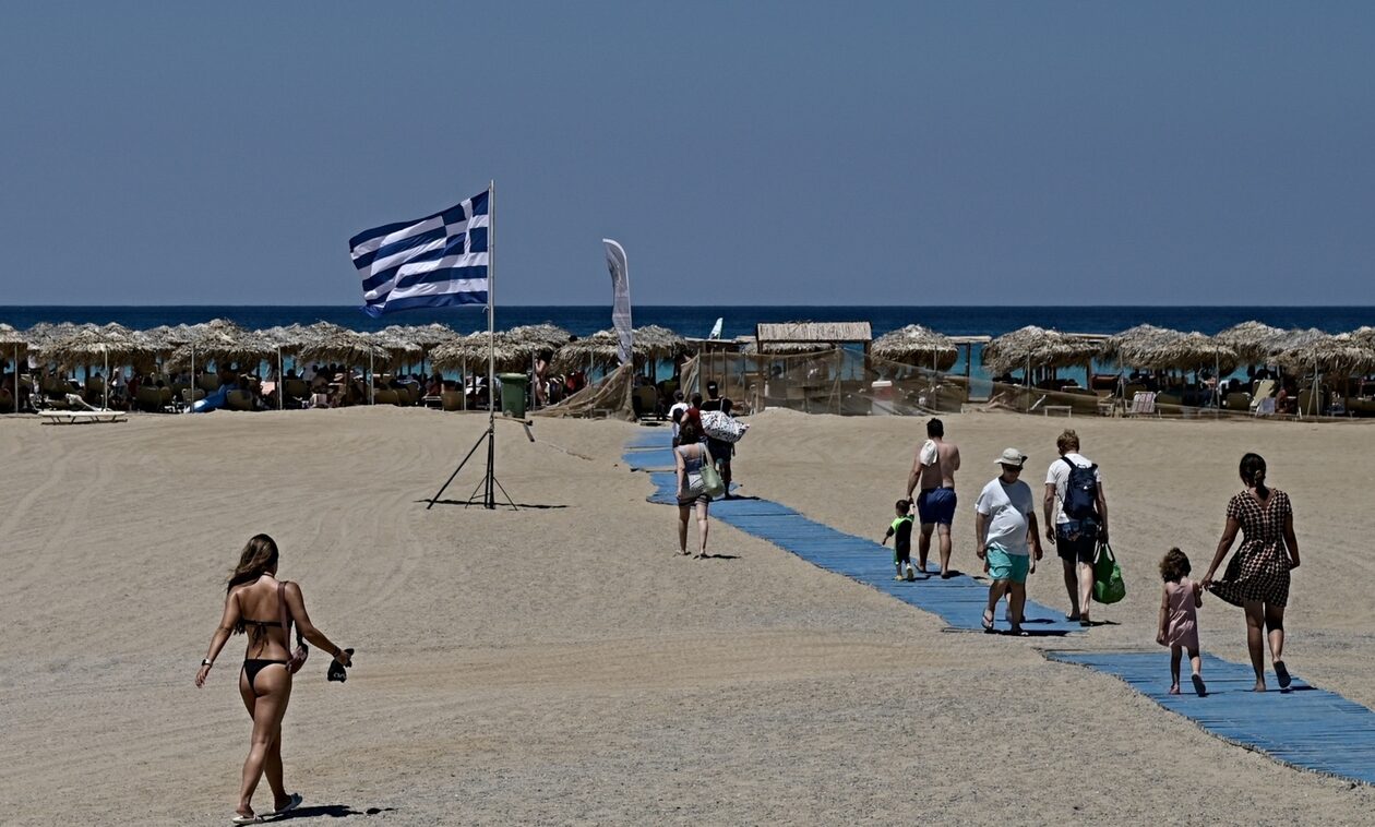 Το «κίνημα της πετσέτας» έφθασε (και) στην Κρήτη – Καταγγελίες για αυθαιρεσίες στα Φαλάσαρνα