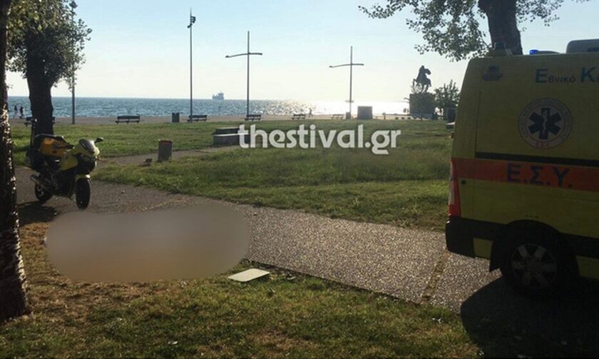 Άστεγος νεκρός για ώρες σε πάρκο της Νέας Παραλίας στη Θεσσαλονίκη (vid)